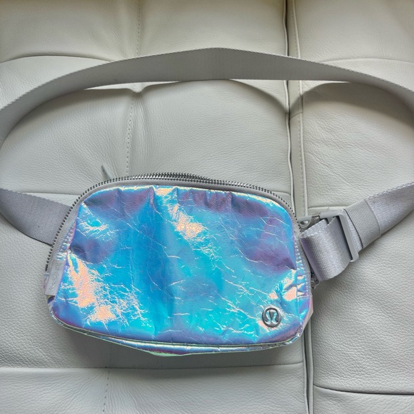 Lululemon Everywhere Belt Bag 1L Iridescent - New - Picture 3 of 3
